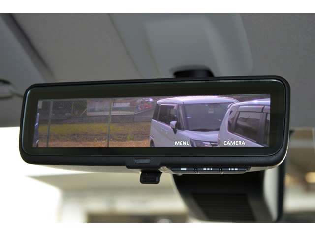 車内の状況や天候に関わらずクリアな後方視界を実現するデジタルルームミラーを装備！すっきりクリアな後方視界が得られます！