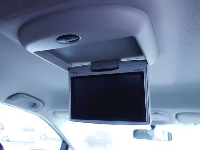後席用のモニターも装備していますので、車内でテレビやDVDの鑑賞が可能です。お子様を連れた長距離ドライブでも飽きずに楽しく過ごせそうですね♪