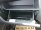グローブボックスには車検証やティッシュ箱を収納出来ます。