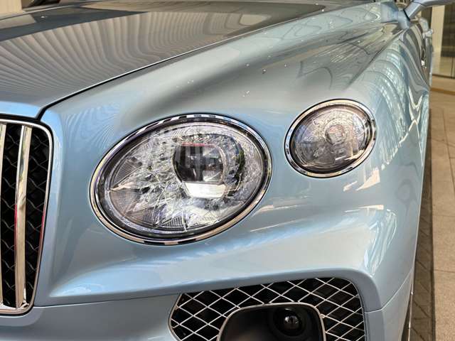 ヘッドライトやテールライトにはクリスタルカットガラスの様なデザインが施されており、とても美しい仕様となっております。