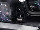 トグルスイッチに変更されたシフトレバーは運転席ディスプレイとセンターナビディスプレイの間に設置されています。