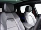 オプションのレッドシートベルトを装備。シートベルトはドライバーの身体に合わせて自動で調整を行う機能が搭載されております。