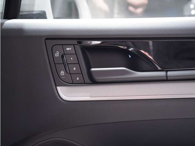 運転席側ドア付近にはシートメモリーを搭載しており、3パターンまでシート位置の登録が可能となっています。