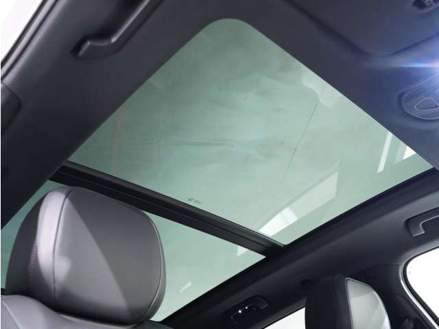 シェード付きのチルトアップが可能なガラスルーフを装備しており、明るい車内空間を演出します。