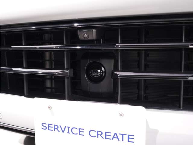 安全装備を監視するレーダーやフロントカメラがグリル内に格納されています。