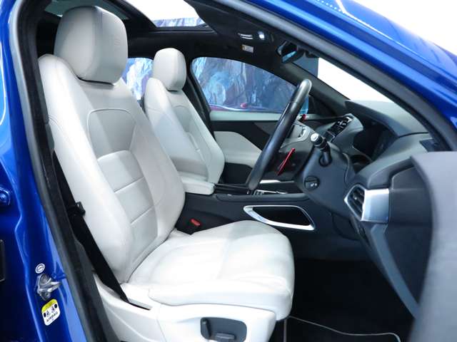 【10WAY電動フロントシート（メモリー機能付き）】ライトオイスターの明るい印象のシートにはヒーター機能も装備されており、快適なドライブをサポートしてくれます。