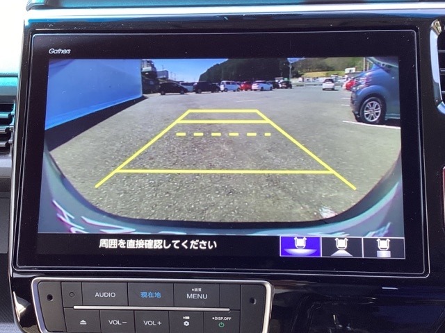 ガイド線表示機能付きのバックカメラで、バックでの車庫入れも安心です。