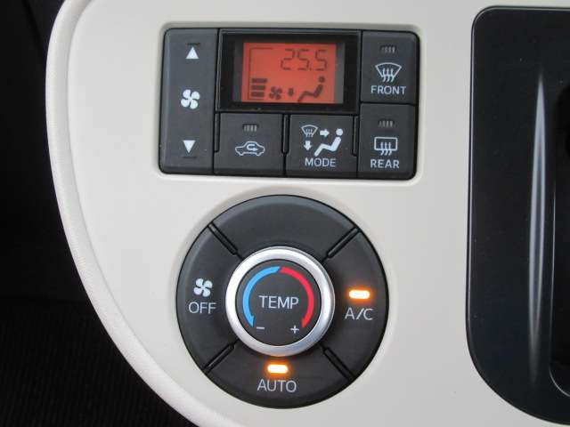 車内の空調はコレにお任せ！温度設定とスイッチ１つで年中設定温度に保つ便利なオートエアコンも装備されています！