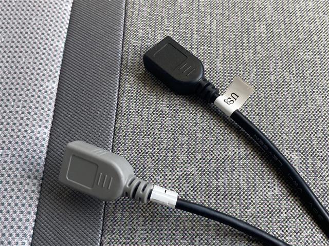 【USB端子】USB接続もついていますので携帯などの電子機器の充電にも使えて便利です♪