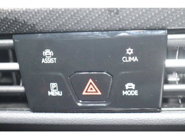 エアコンやドライバーアシストの設定がワンタッチでディスプレイに表示されるタッチパネルです。