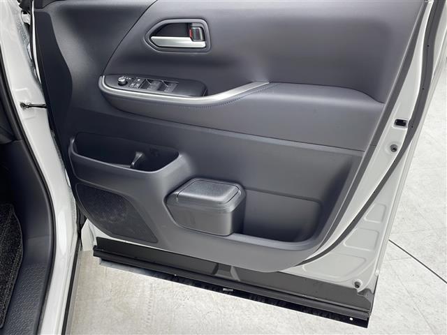 【電動格納ドアミラー＆パワーウインドウ】運転席のスイッチで、ドアミラーや各席の窓ガラスの開閉ができます。