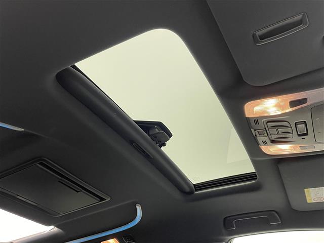 【ツインムーンルーフ】天井から太陽の穏やかな光や爽やかな風を取り込むことができる、トヨタの「サンルーフ」です！頭上のスイッチでムーンルーフを開閉することができます。