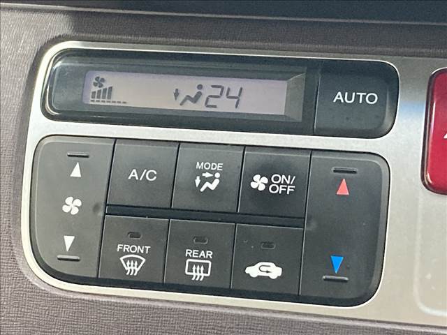 【オートエアコン】自動で温度調節をしてくれる機能です。風量調整をする必要がないので快適なドライブがお楽しみいただけます。