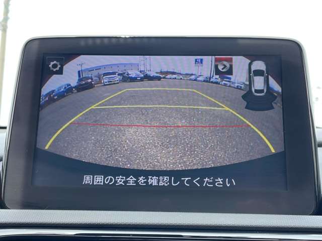「バックモニター」 シフトをリバースに入れれば、車内のモニターに後方の様子を映し出します♪車を駐車する際やバックをするときに便利です♪