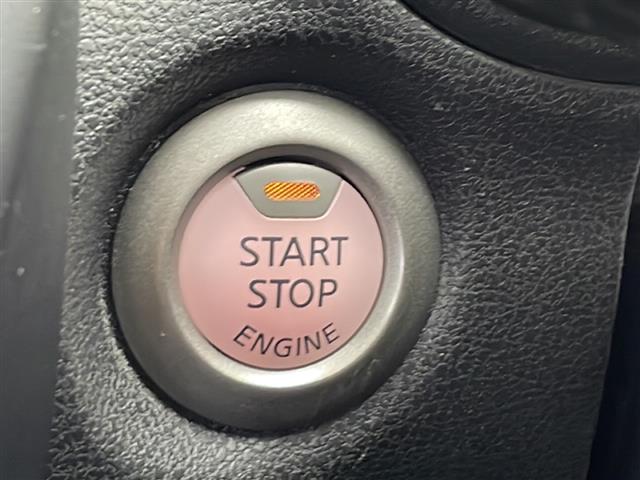 【 スマートキー/プッシュスタート 】鍵を挿さずにポケットに入れたまま鍵の開閉、エンジンの始動まで行えます。