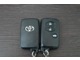 スマートキー２個です。　スマートキーを携帯していればキーを取り出さずにドアを施錠＆解錠。クルマの始動も可能です。
