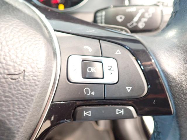 マルチファンクションステアリング、オーディオ機能などステアリングから手を離さずに操作でき、快適なドライビングをサポートします。音声操作機能付き！