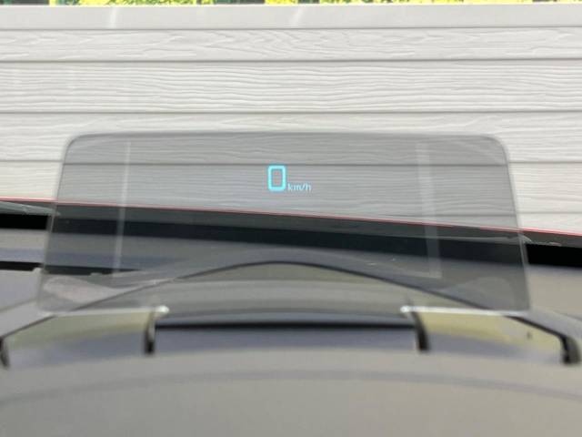 【ヘッドアップディスプレイ】現在の速度や走行情報をデジタル表示で運転席前方のガラスに投影！運転中、目線をずらさず必要な情報を確認できるのでとっても便利で安心！