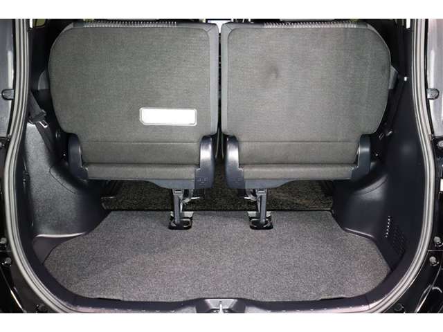 サードシートの後ろにある床下収納は大容量のスペースを確保！