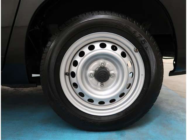 【タイヤ・ホイール】タイヤサイズ155/80R14の純正ホイールです。タイヤ溝は約５ｍｍになります。