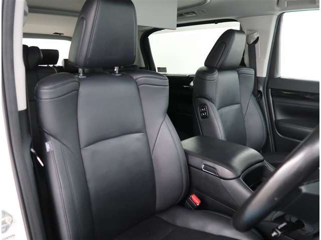 【フロントシート】ソフトレザー仕様の電動フロントシートにはシートヒーター・クーラーが付いています。