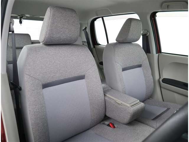 【フロントシート】運転席シートには収納付きアームレストが付いています。