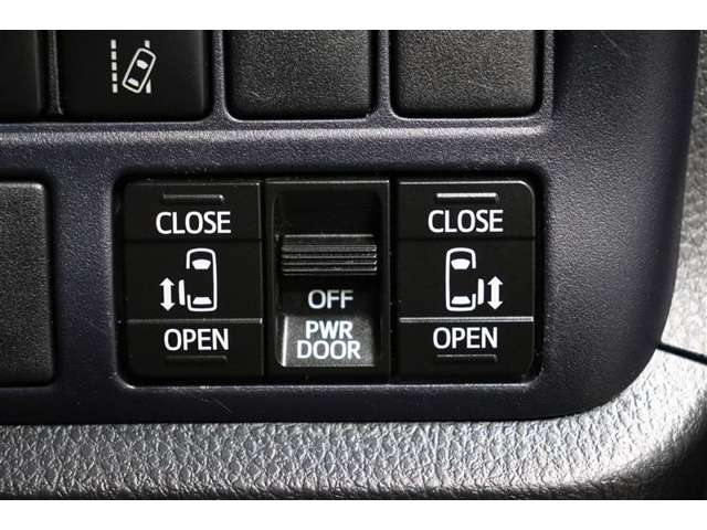 両側電動スライドドアはドアの直接操作以外にも運転席からのスイッチ操作やリモコン操作でも開閉が可能！狭い駐車場などでもドアの開閉が楽々・安心ですね！
