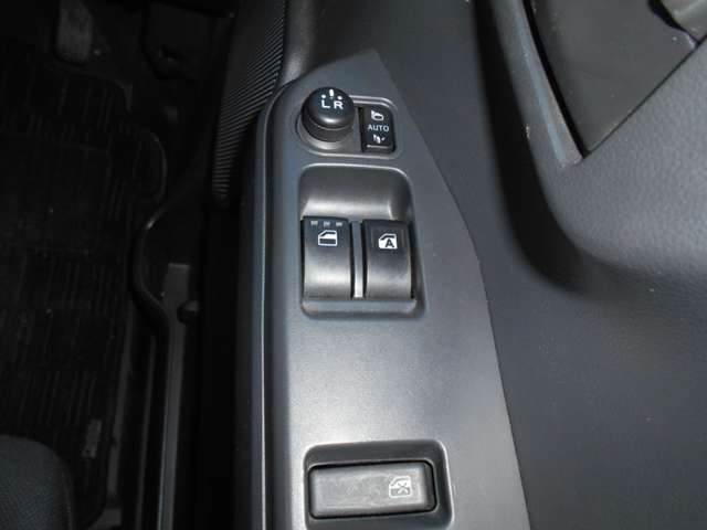 運転席のパワーウィンドウスイッチです。ボタンひとつでお子様がいたずらで窓を開けてしまわないようにロックすることも可能です。