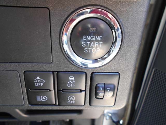 【プッシュスタート】エンジンスタートボタンです。キーが車内にあればエンジンの始動・停止はブレーキを踏んでスイッチを押すだけ！キーを取り出す手間を省きワンプッシュでエンジンを操作するので簡単でスムーズ。