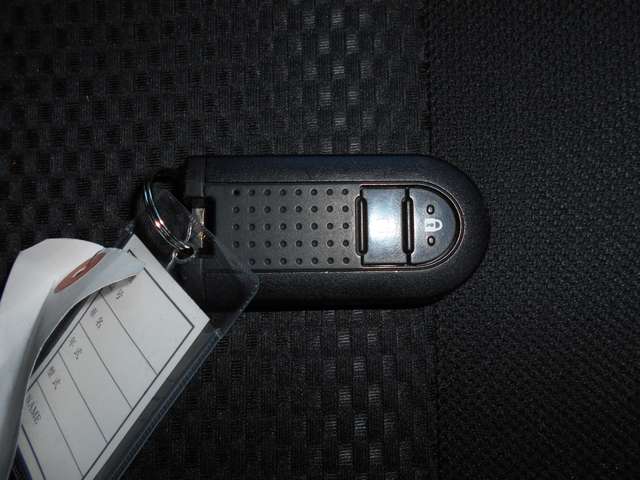 【インテリジェントキー】インテリジェントキー付き。キーを持っているだけでドアハンドル横のボタンを押すとドアの施錠・開錠が行えます。そのままキーが車内にあればエンジンを掛けることもでき、とても便利です。