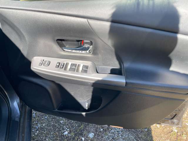 パワーウインドウの操作スイッチです。こちらのスイッチで簡単に窓の開閉をすることができます。車内の空気を入れ替えたいときに便利ですね。