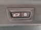 トランクゲートは電動で御座います。ボタン一つで開閉可能となっております。もちろんフットセンサー付きで足でも開閉可能です