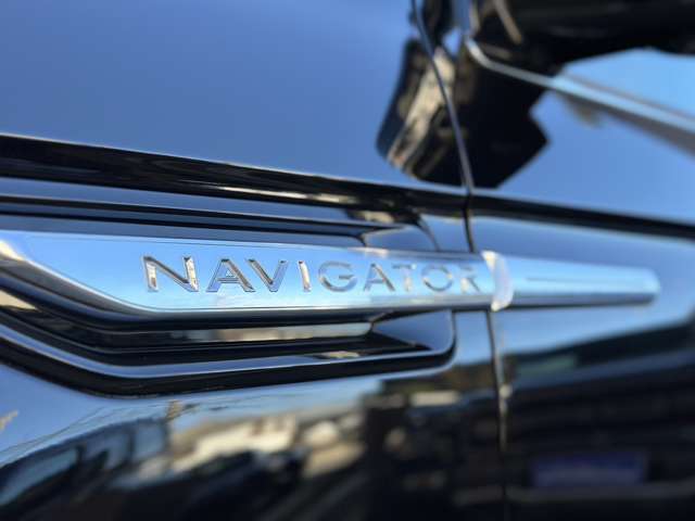 NAVIGATORの刻印も細かく彫刻されており、LINCOLNの特別な車で有ることがわかります。