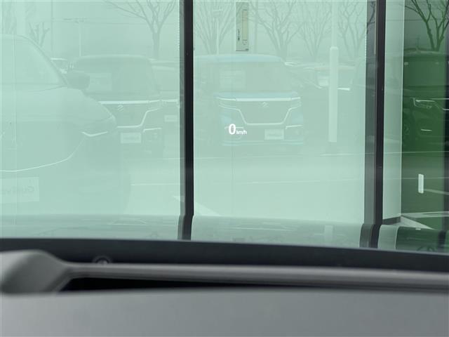 【ヘッドアップディスプレイ（ＨＵＤ）】フロントウインドウガラスに走行情報を投影します。運転中の目線と重なるように表示されるので、少ない視線移動で速度が確認できるので、 ドライビングに集中できます！