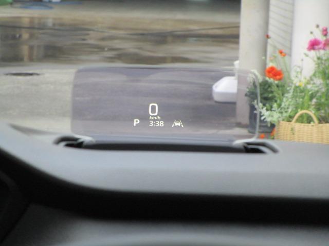 運転に必要な情報をフロントガラスに映し出すヘッドアップディスプレイ