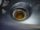 エンジンオイル給油口。カーボンやスラッジ、オイル焼けもない鈍色の内部がわかるでしょうか。