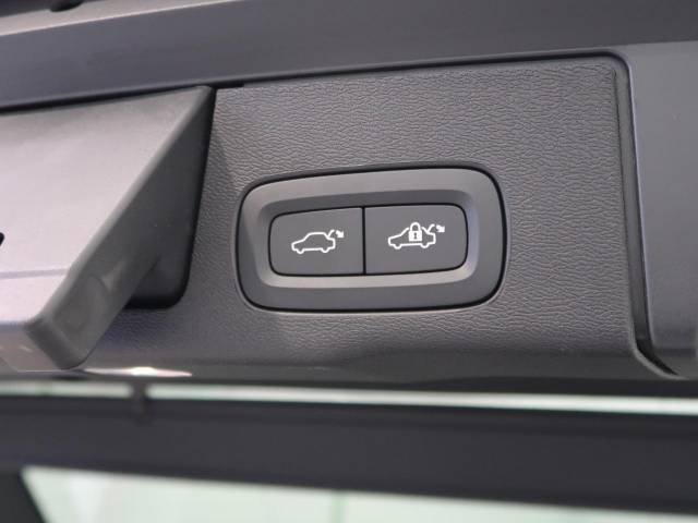 【パワートランクリッド】スマートキーや運転席のボタンを押すだけでトランクが自動で開閉します！荷物を持っている時や、天気の悪い時にトランクを閉める際に便利な機能です。