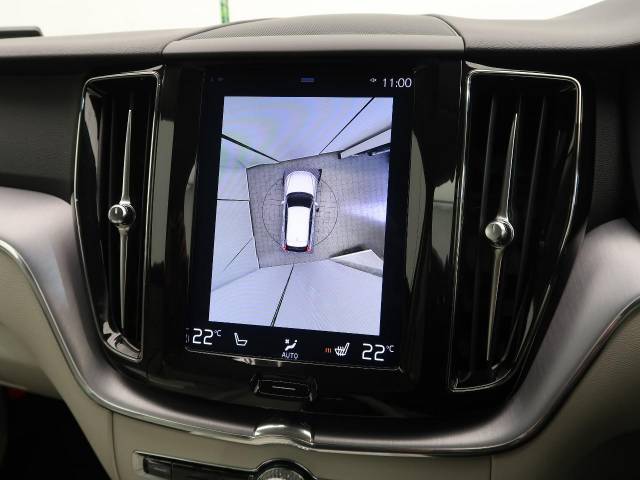 【３６０°ビューカメラ】４台の高解像度カメラで３６０度の鳥瞰図を表示。隣の車や壁、死角にある障害物などを画面で確認できるため、狭いスペースでの駐車・出入りも安心です。
