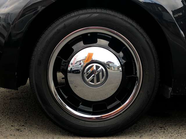 足元は純正17インチAWです。タイヤは2023年製 コンチネンタルUC7 タイヤ溝も充分ございます。