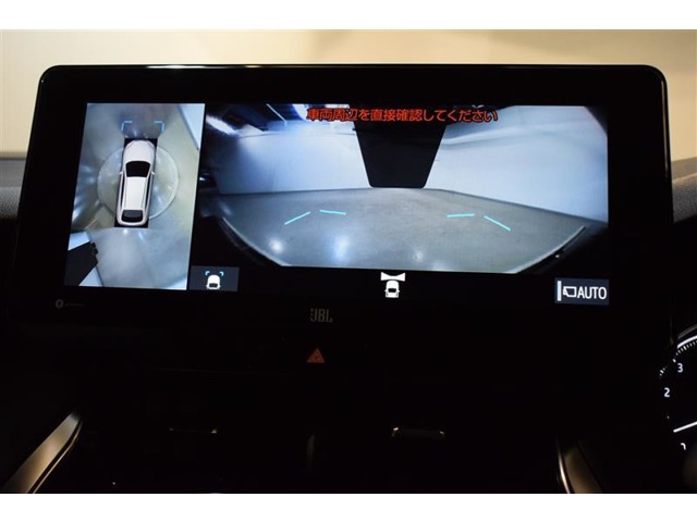 【パノラミックビューモニター】映像で、見づらい車両周辺の確認をアシスト。クルマを真上から見ているような映像を表示。 運転席から確認しにくい車両周囲の状況を把握。