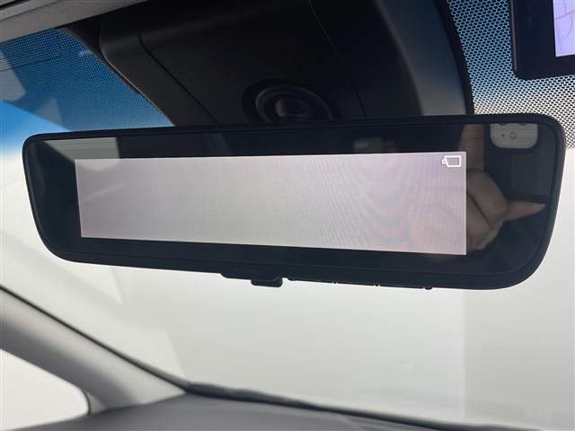 【デジタルインナーミラー】車両後方カメラの映像をルームミラーに映すことが出来ます。 そのため、後席に人や荷物があって後方が見えづらい場合でもしっかり視界を確保することが出来ます。