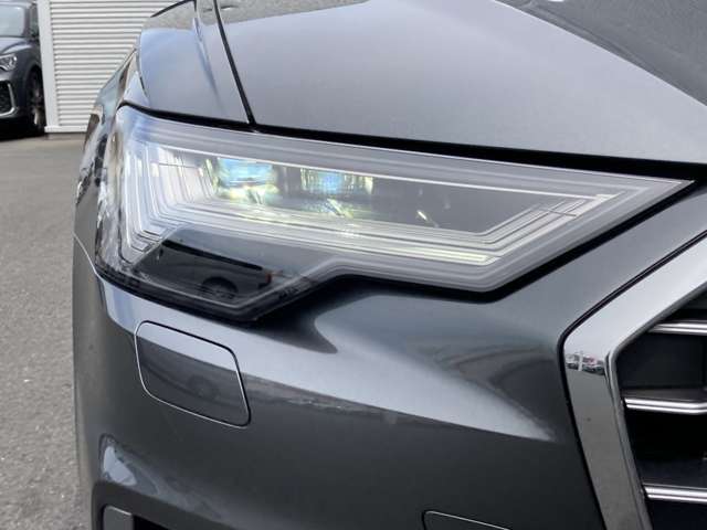 革新的なマトリクスLEDヘッドライトは対向車や先行車を検知すると、その部分だけ消灯または減光させることで、周囲に迷惑をかけることなく常時ハイビームを利用することが可能です。