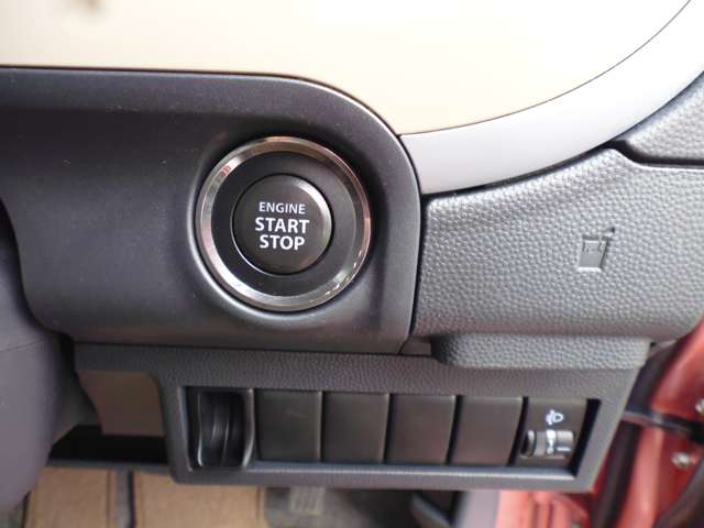 直接鍵を差し込まなくてもドアの施錠・開錠ができるキーレスです。ボタン一つで動くので便利です！
