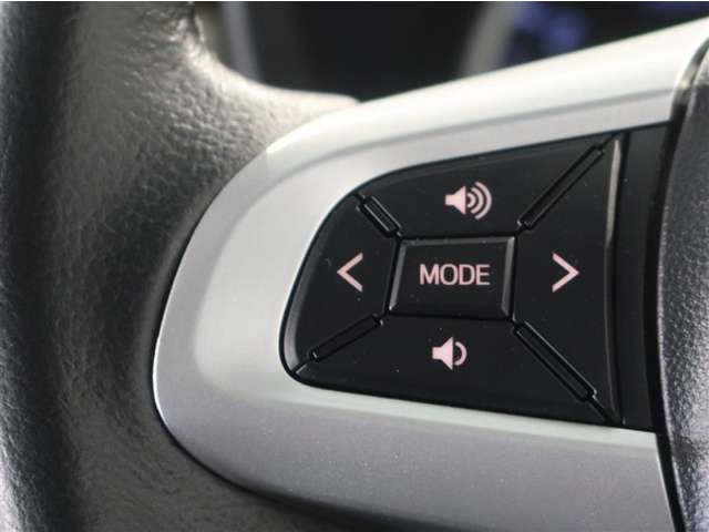 ステアリングのスイッチで操作可能な表示の切り替え操作等を行うことにより運転に集中できます。