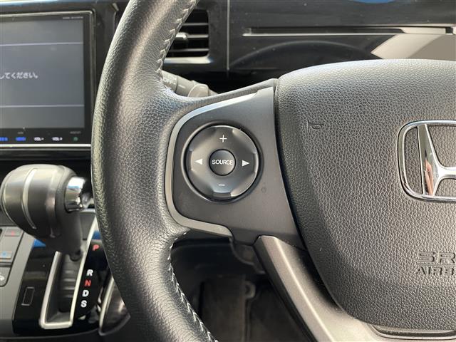 【ステアリングスイッチ】手元のボタンから、オーディオやナビなどの操作ができるので、よそ見をせずに安全に運転に集中できます！