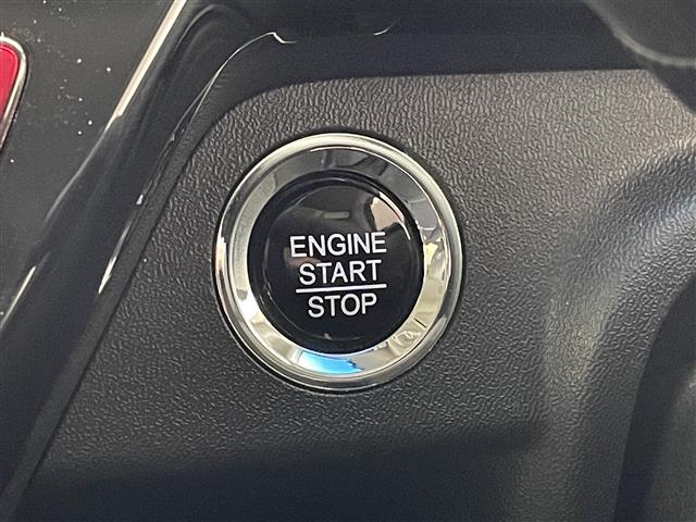 【スマートキー】＆【プッシュスタートボタン】鍵を挿さずにポケットに入れたまま鍵の開閉、エンジンの始動まで行えます。