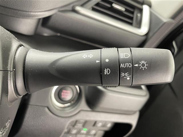 【オートライト（ＡＵＴＯ）】外の明るさをシステムが感知して、自動でヘッドライトが点灯します！ヘッドライトをつけ忘れを防ぐ便利機能です。