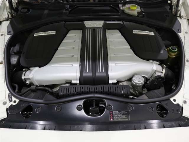 心臓部は6.0リッターW12エンジン、エフォートレスで無限にも感じられる加速性能はベントレーの真骨頂です。