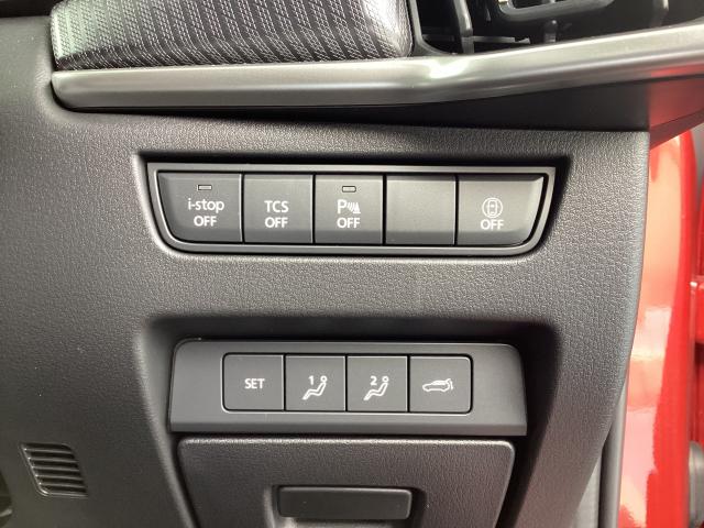 ｉ－ｓｔｏｐや各種安全機能のＯＮ／ＯＦＦのボタンが運転席右側に付いています。状況に応じて切替が可能です。電動パワーシートのメモリーボタンやパワーリフトゲートの開閉ボタンも付いています☆