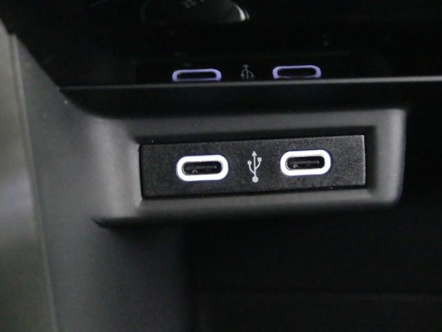 ★エアコン下に小物入れには、USBポートが装備されております。App-Connectが利用できます。